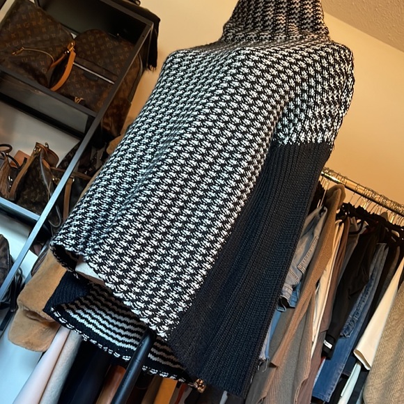 Guess sweater *** Sold*** - Picture 5 of 8